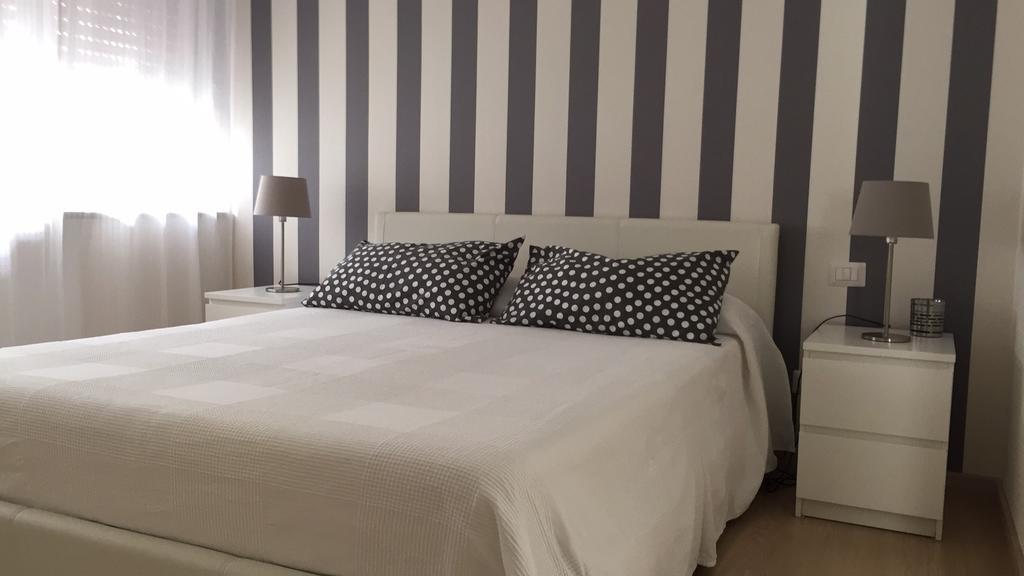 Bernini 20 Bed & Breakfast Наполи Стая снимка