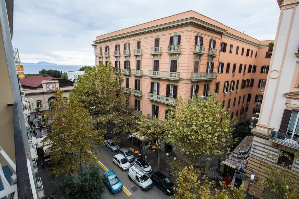 Bernini 20 Bed & Breakfast Наполи Екстериор снимка